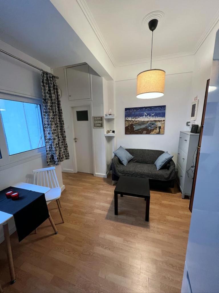 Minimal Apartment Next To The Center Атина Екстериор снимка